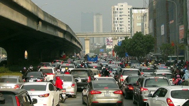 Hà Nội xén dải phân cách đường Vành đai 3 để giảm ùn tắc - 1 Những năm gần đây đường Vành đai 3 thường xuyên bị ùn tắc nghiêm trọng tại nút giao Nguyễn Xiển - Khuất Duy Tiến - Nguyễn Trãi