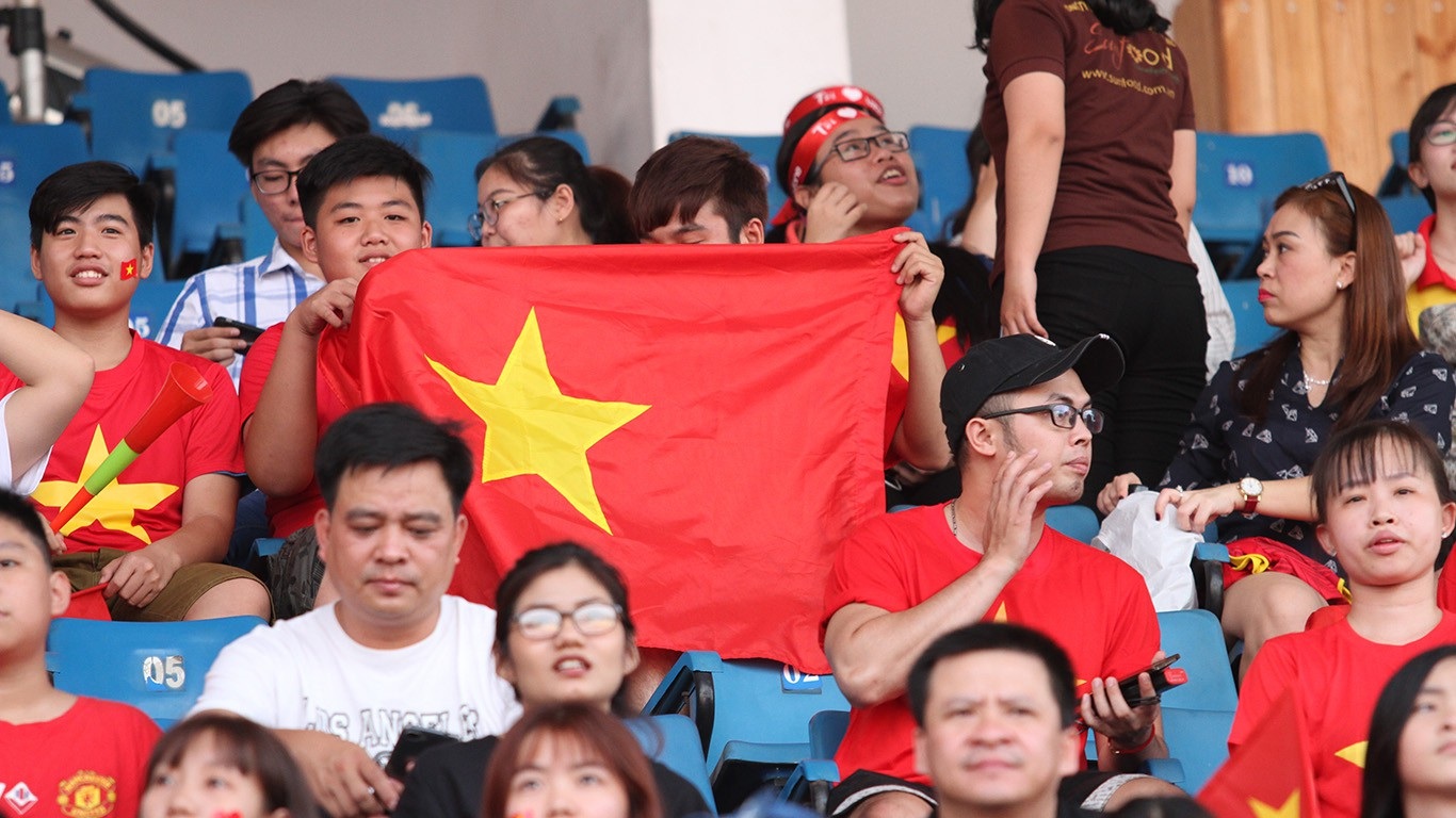 U23 Việt Nam kéo phái nữ tới sân bóng - 6
Ngoài màu cờ đỏ Việt Nam...