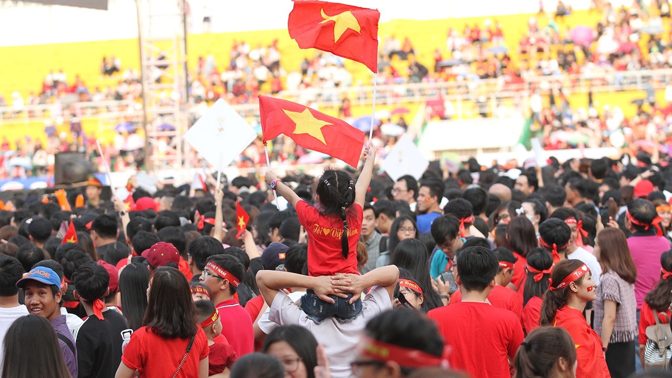 U23 Việt Nam kéo phái nữ tới sân bóng - 5
Bé gái ngồi trên vai cha chờ đợi đội tuyển U23 Việt Nam.