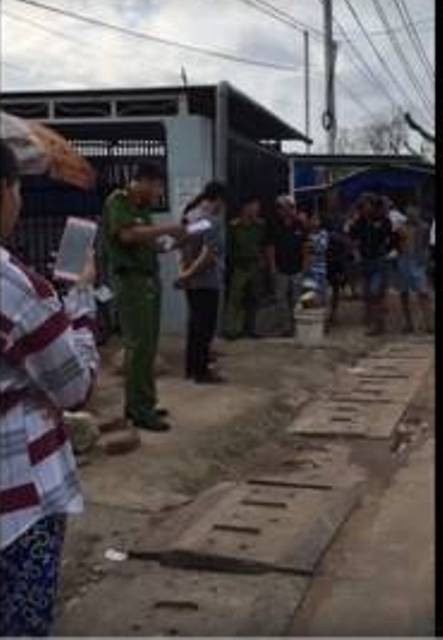 Cả nước "nóng rực" cùng U23, băng tuyết phủ trắng trong đợt rét kỷ lục - 8
Công an thị trấn Dương Đông (Phú Quốc, Kiên Giang) bêu tên người mua, bán dâm giữa nơi công cộng gây bất bình trong dư luận.