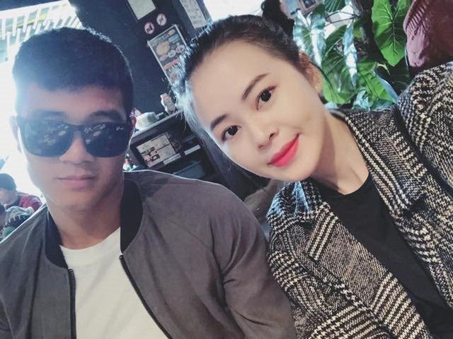 Nóng chuyện sao Việt thưởng hay “nuốt lời” với U23; sao nhí dính thị phi vì... dậy thì - 7 Những hình ảnh thân thiết của Đức Chinh cùng với bạn gái được mọi người chia sẻ khiến hàng ngàn fan nữ “vỡ mộng” khi hay tin chàng cầu thủ tuyển U23 Việt Nam đã có chủ.