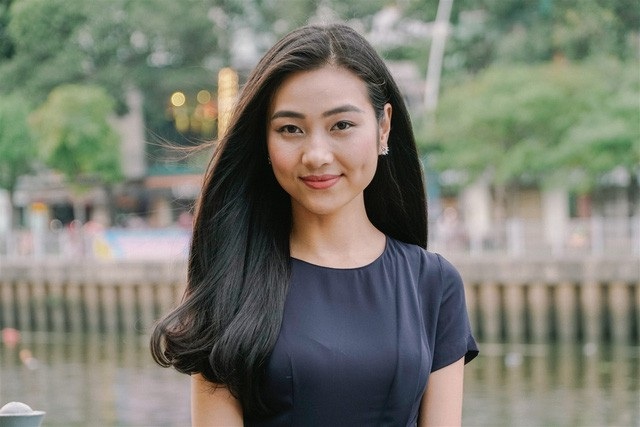 Nóng chuyện sao Việt thưởng hay “nuốt lời” với U23; sao nhí dính thị phi vì... dậy thì - 11 Bất ngờ xuất hiện trong bản tin Toàn cảnh 24h trên VTV9, Người đẹp Áo dài của Hoa hậu Việt Nam 2016 Bùi Nữ Kiều Vỹ gây thương nhớ với vẻ đẹp dịu dàng. Cô là MC hiện trường, giới thiệu đến khán giả truyền hình một không gian đẹp như trời Tây ngay giữa lòng TP.HCM.