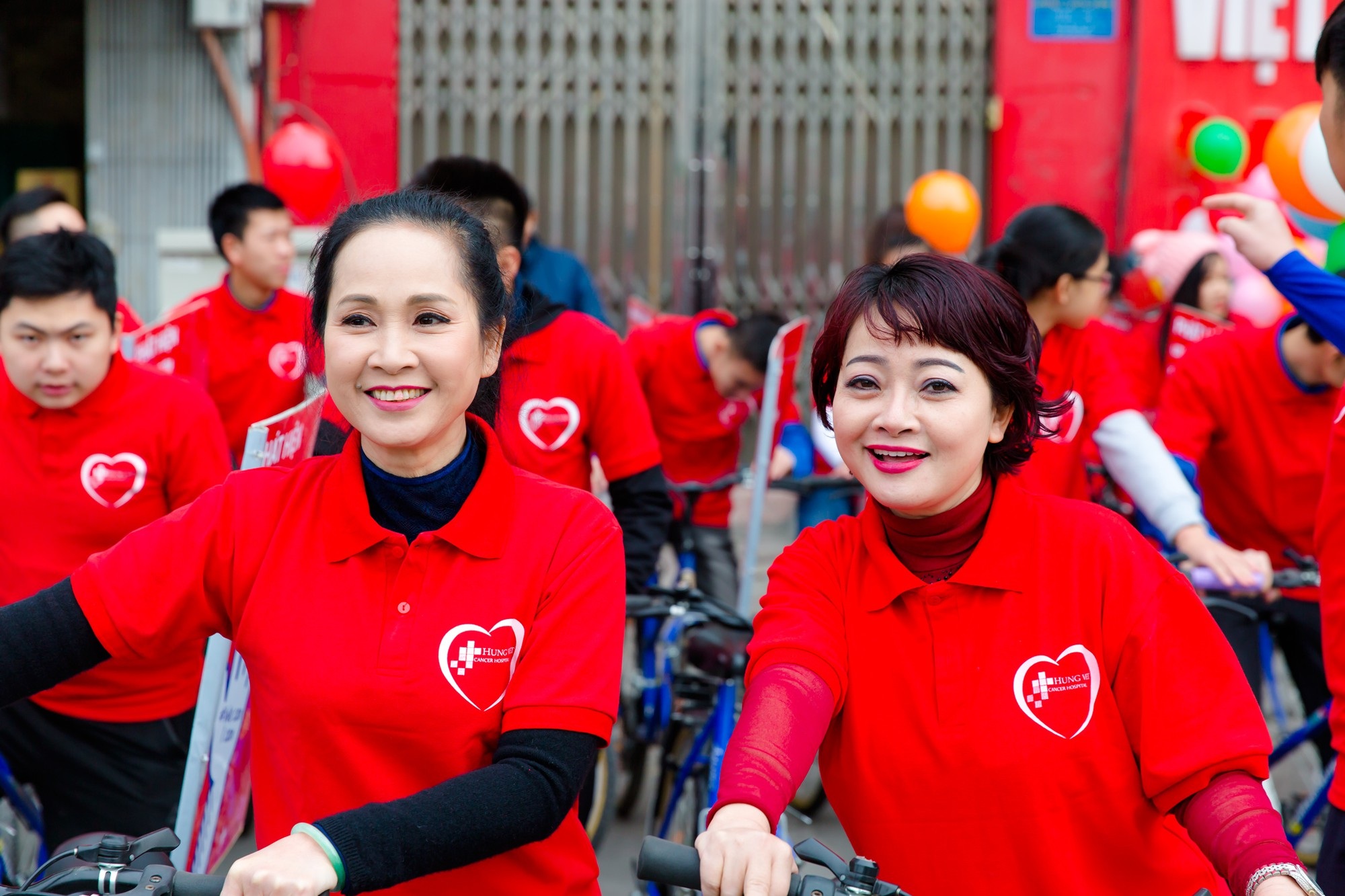 NSND Lan Hương, Trà My đạp xe truyền thông điệp về ung thư - 1 NSND Lan Hương, Trà My đạp xe truyền thông điệp về ung thư - 1