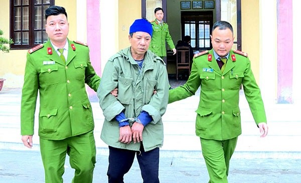 Vén bức màn bí mật bên trong một khu trang trại - 1 Công an huyện Yên Mỹ dẫn giải đối tượng Nguyễn Văn Thính.