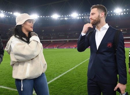 Nữ ca sĩ bốc lửa Rihanna “phát cuồng” vì Arsenal - 3 Giống như bao cổ động viên khác, Rihanna rất vui mừng khi gặp gỡ Shkodran Mustafi