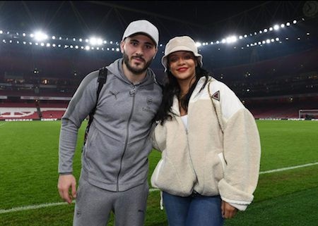 Nữ ca sĩ bốc lửa Rihanna “phát cuồng” vì Arsenal - 4 Nữ ca sĩ cũng háo hức khi chụp hình cùng Kolasinac…