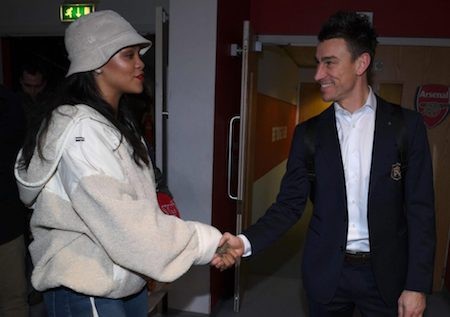Nữ ca sĩ bốc lửa Rihanna “phát cuồng” vì Arsenal - 5 … và bắt tay thân thiện với Koscielny