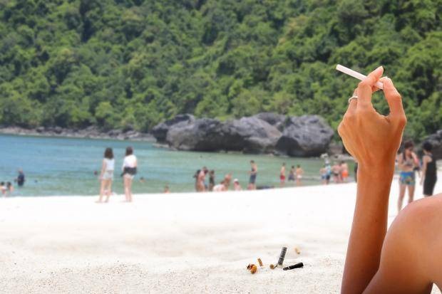 Thái Lan phạt nặng du khách hút thuốc ở bãi biển - 1 Hút thuốc tại các bãi biển ở Thái Lan có thể chịu mức phạt hơn 70 triệu đồng và ngồi tù