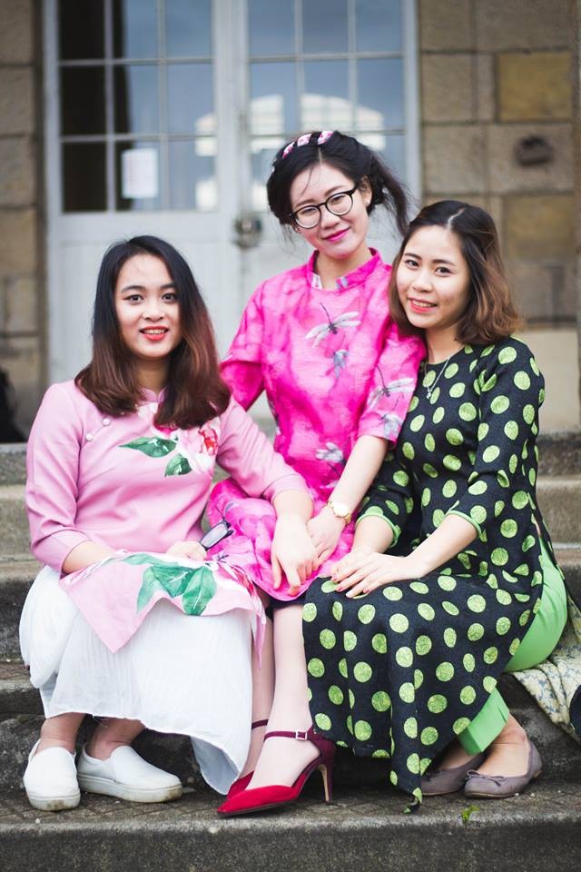 Nam thanh nữ tú mặc áo dài quảng bá văn hóa Việt tại Pháp - 1 Mặc thời tiết lạnh 1-2 độ C, các cô gái Việt vẫn hào hứng khoác lên mình tà áo dài như một niềm tự hào dân tộc.