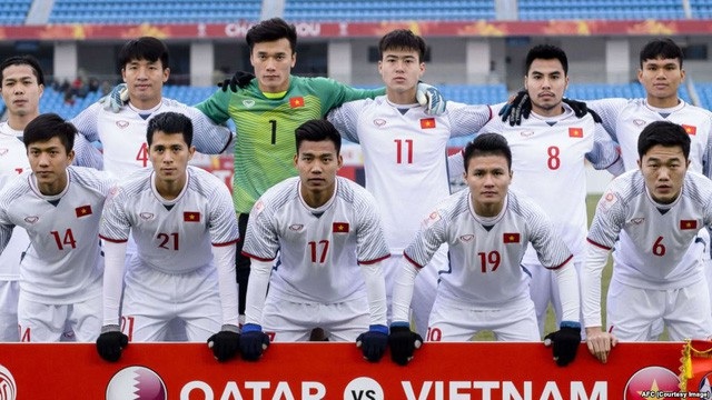 Nóng chuyện sao Việt thưởng hay “nuốt lời” với U23; sao nhí dính thị phi vì... dậy thì - 2
Nhiều người hứa tặng tiền và quà cho đội tuyển U23 Việt Nam, nhưng cho tới hiện tại thì đội mới chỉ nhận được 1/4 số đó.