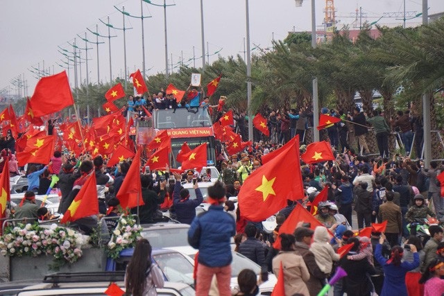 Cả nước "nóng rực" cùng U23, băng tuyết phủ trắng trong đợt rét kỷ lục - 2 Chiếc xe buýt chở đội tuyển U23 Việt Nam di chuyển từ sân bay Nội Bài về Văn phòng Chính phủ giữa rừng cờ đỏ sao vàng và những tiếng hò reo không ngớt của hàng vạn người dân. (Ảnh: Hữu Nghị)