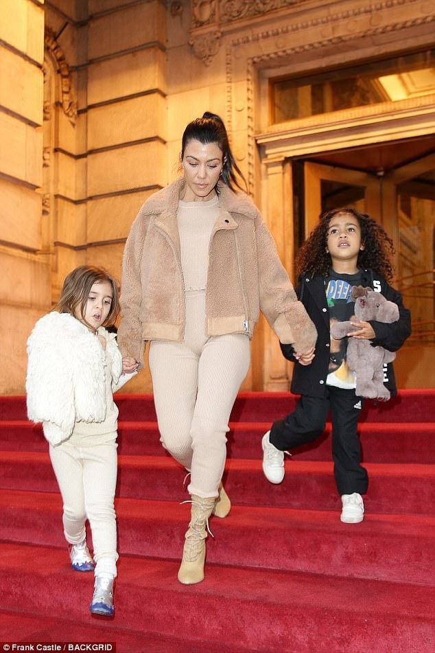 Con gái cô Kim rất sành điệu! - 5
North West đã có khoảng thời gian vui vẻ tại New York