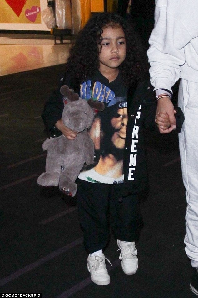 Con gái cô Kim rất sành điệu! - 2
Mới 4 tuổi nhưng cô nhóc North West đã chẳng kém gì một fashionista thực thụ...