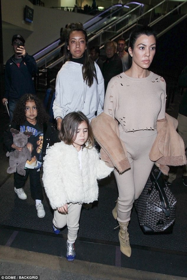 Con gái cô Kim rất sành điệu! - 3
North West đi chơi ở New York cùng bác ruột Kourtney và chị họ Penelope