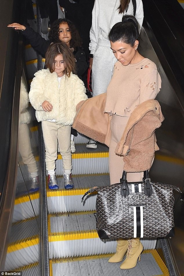 Con gái cô Kim rất sành điệu! - 4
Thợ săn ảnh đeo bám gia đình nổi tiếng này tại sân bay