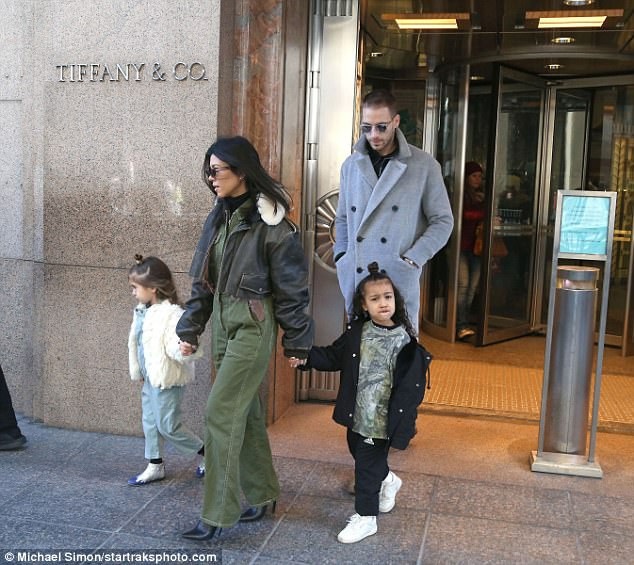 Con gái cô Kim rất sành điệu! - 6
Cô nhóc được bác đưa đi mua sắm và tham quan phố phường