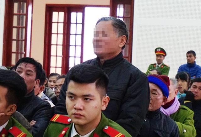 14 năm tù cho người phụ nữ cầm đầu đường dây lừa "chạy chế độ" thương binh - 2 Tin tưởng vào khả năng của Tạ Thị Vân, ông Phạm Văn M. đã thu hồ sơ, tiền của 65 bộ hồ sơ với số tiền 1,6 tỷ đồng đưa cho Vân và Tùng để làm chế độ. Ông M. đã phải bán nhà để hoàn trả tiền cho các cựu chiến binh nhưng vẫn chưa trả hết