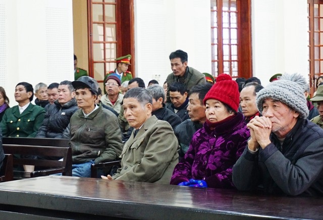 14 năm tù cho người phụ nữ cầm đầu đường dây lừa "chạy chế độ" thương binh - 3 Cơ quan điều tra xác định, Tạ Thị Vân chiếm đoạt gần 3,7 tỷ đồng của 95 cựu chiến binh thông qua 5 chân rết. Ngoài ra, Vân thông qua Hồ Thanh Tùng chiếm đoạt hàng chục tỉ đồng của 417 cựu chiến binh khác