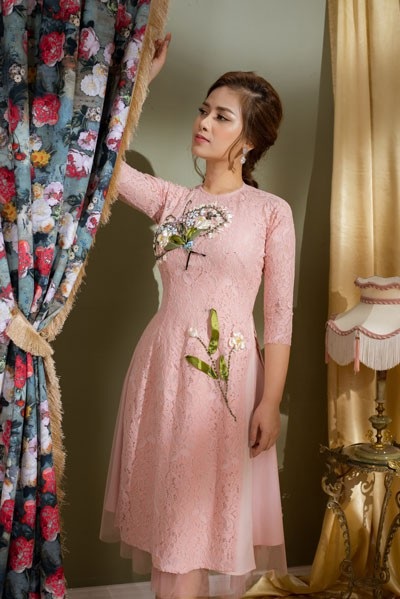 Dương Hoàng Yến dịu dàng trong tà áo dài đón xuân - 1