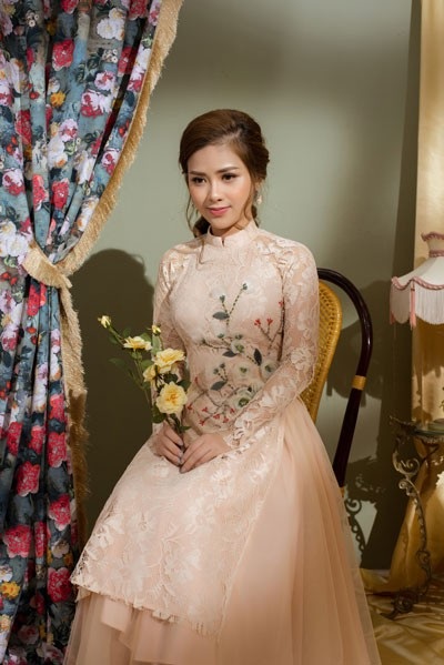 Dương Hoàng Yến dịu dàng trong tà áo dài đón xuân - 3