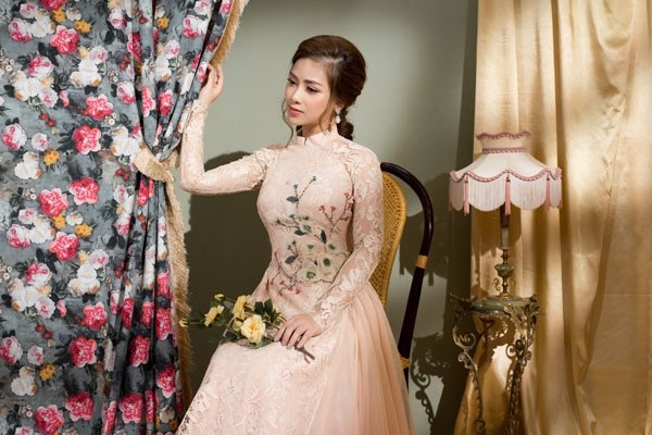 Dương Hoàng Yến dịu dàng trong tà áo dài đón xuân - 4