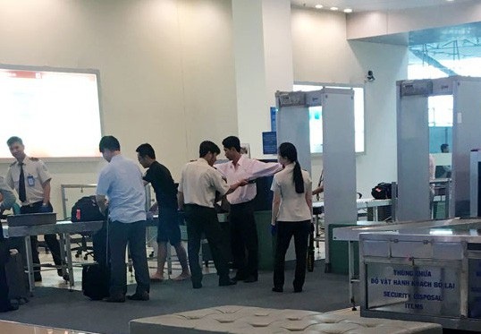 Phát hiện một nghi can cướp tài sản dùng giấy tờ giả đi máy bay - 1 Hoạt động soi chiếu an ninh tại sân bay Nội Bài