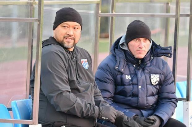 U23 Thái Lan sa thải huấn luyện viên sau thất bại ở giải U23 châu Á - 1 HLV Worrawoot (trái) thay thế HLV Jankovic (phải), để dẫn dắt U23 Thái Lan