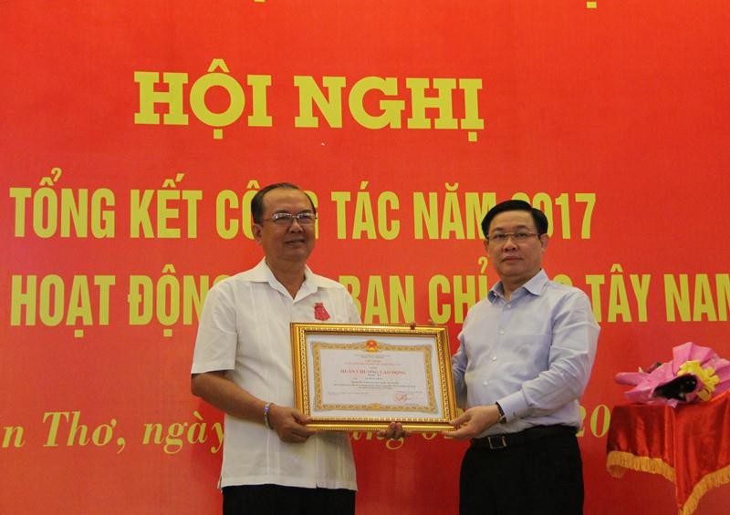 Phó Thủ tướng: Đang sắp xếp lại cán bộ khi BCĐ Tây Nam Bộ kết thúc nhiệm vụ - 3
Phó Thủ tướng Vương Đình Huệ trao Huân chương Lao động hạng Ba của Chủ tịch nước cho ông Lê Hùng Dũng - nguyên Phó trưởng Ban chỉ đạo Tây Nam Bộ.