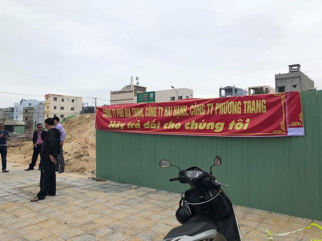 Vụ dân bức xúc vì chủ đầu tư xây nhà trên đất đã bán: Tạm dừng thi công công trình! - 1 Người dân tập trung phản đối chủ đầu tư xây dựng trên đất đã bán cho họ