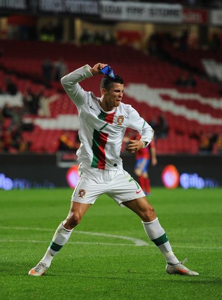 Bước sang tuổi 33, C.Ronaldo có cả ngàn lí do để yêu ghét đong đầy - 1 Hẳn nhiều cổ động viên vẫn còn nhớ đến thái độ bực tức của C.Ronaldo khi bị Nani “ăn cắp” một bàn thắng trong trận đấu giao hữu giữa Bồ Đào Nha và Tây Ban Nha hồi năm 2010. Dù chung cuộc, Bồ Đào Nha đã giành chiến thắng 4-0 nhưng thái độ cáu giận đầy trẻ con của CR7 mới là chủ đề bàn tán sôi nổi sau trận đấu.