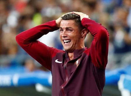Bước sang tuổi 33, C.Ronaldo có cả ngàn lí do để yêu ghét đong đầy - 10 Dù vậy, trong mắt nhiều cổ động viên Bồ Đào Nha, C.Ronaldo chính là một người hùng luôn chiến đấu hết mình cho màu cờ sắc áo. Trong trận chung kết Euro 2016, CR7 chỉ chơi vỏn vẹn 25 phút trên sân vì chấn thương nhưng tinh thần của người đội trưởng chính là động lực để Bồ Đào Nha viết lại lịch sử và lần đầu lên đỉnh châu Âu.