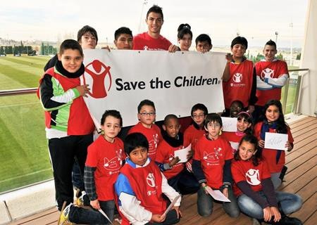 Bước sang tuổi 33, C.Ronaldo có cả ngàn lí do để yêu ghét đong đầy - 12 Nhưng đừng nên quên rằng, C.Ronaldo cũng là người đã chi ra tới 83.000 đô la Mỹ để giúp một bệnh nhi 10 tuổi được phẫu thuật não. CR7 còn chẳng ngần ngại đem danh hiệu cá nhân cao quý nhất trong đời cầu thủ, Quả bóng vàng đi đấu giá làm từ thiện cũng như âm thầm gửi toàn bộ 600.000 euro tiền thưởng vô địch Champions League cho một tổ chức phi chính phủ.