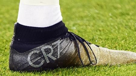 Bước sang tuổi 33, C.Ronaldo có cả ngàn lí do để yêu ghét đong đầy - 3 Các anti-fans của C.Ronaldo tiếp tục “đào bới” chuyện chàng cầu thủ siêu sao rất thích làm “đỏm”. Chẳng phải ngẫu nhiên số 7 của Real Madrid có biệt danh là Ro “điệu” và chỉ cần nhìn vào đôi giày lấp lánh cỡ này là nhiều người sẽ phải nín lặng.