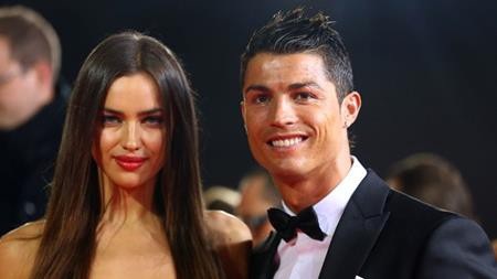 Bước sang tuổi 33, C.Ronaldo có cả ngàn lí do để yêu ghét đong đầy - 5 Đời tư của C.Ronaldo cũng trở thành một chủ đề công kích của nhiều người. Đặc biệt, thói lăng nhăng của anh chàng này đã khiến người đẹp Irina Shayk đau khổ muôn phần và khi cả hai chia tay nhau vào năm 2015, CR7 đã trở thành gã đàn ông bị căm ghét nhất nhì thế giới.