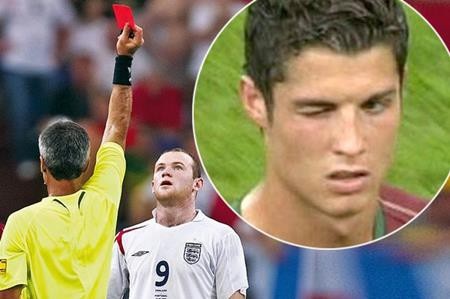 Bước sang tuổi 33, C.Ronaldo có cả ngàn lí do để yêu ghét đong đầy - 9 C.Ronaldo từng bị cả nước Anh lên án khi góp phần giúp đồng đội khi ấy tại MU là Wayne Rooney nhận thẻ đỏ rời sân trong trận tứ kết World Cup giữa Bồ Đào Nha và Anh.
