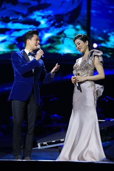 Lệ Quyên thêm chất bolero, tự tin thắng lớn với đêm nhạc “Ru đời đi nhé 2” - 2 Lệ Quyên cho biết nhận được rất nhiều phản hồi hờn dỗi vì không thể mua vé xem cô hát. Chính vì thế nữ ca sĩ quyết định tổ chức thêm một đêm diễn khác vào ngày 6/2 tới.