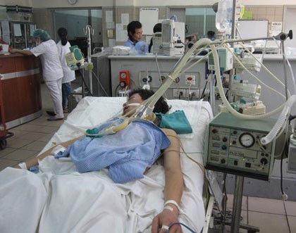 Chuyên gia cảnh báo hàng loạt bệnh nhân xơ gan, thủng dạ dày vì rượu - 1 Một bệnh nhân ngộ độc rượu điều trị tại Trung tâm chống độc (BV Bạch Mai). Ảnh: H.Hải