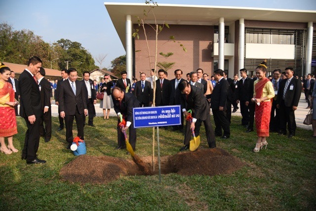 Việt Nam bàn giao trung tâm đào tạo cán bộ quản lý KH&CN cho nước bạn Lào - 3
Đồng chí Nguyễn Xuân Phúc và đồng chí Thongloun Sysoulith trồng cây lưu niệm tại khuôn viên Trung tâm đào tạo cán bộ quản lý KH&CN.