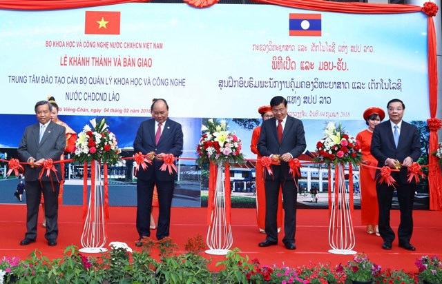 Việt Nam bàn giao trung tâm đào tạo cán bộ quản lý KH&CN cho nước bạn Lào - 1
Đồng chí Nguyễn Xuân Phúc, Ủy viên Bộ chính trị, Thủ tướng Chính phủ nước CHXHCN Việt Nam; Đồng chí Thongloun Sysoulith, Ủy ban Bộ Chính trị, Thủ tướng Chính phủ nước CHDCND Lào; Đồng chí Chu Ngọc Anh, Ủy viên Trung ương Đảng, Bộ trưởng Bộ KH&CN Việt Nam; Đồng chí Boviengkham Vongdara, Ủy viên trung ương Đảng, Bộ trưởng Bộ KH&CN Lào Đồng chí Chu Ngọc Anh, Ủy viên Trung ương Đảng, Bộ trưởng Bộ KH&CN Việt Nam cắt băng khánh thành Trung tâm đào tạo cán bộ quản lý KH&CN trực thuộc Bộ KH&CN Lào.