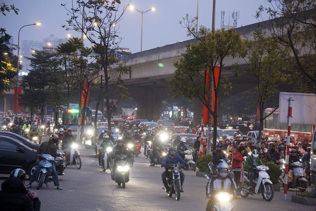 Hà Nội bùng phát tắc đường dịp giáp Tết - 11
Các phương tiện tràn lên vỉa hè trong giờ cao điểm trên đường vành đai 3 (Khuất Duy Tiến).
