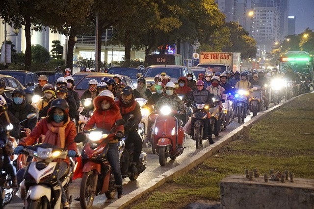 Hà Nội bùng phát tắc đường dịp giáp Tết - 13
Đường Lê Văn Lương lúc 18h30, đây là thời điểm liên tục xảy ra ùn tắc trên đoạn đường này do mật độ phương tiện quá lớn.