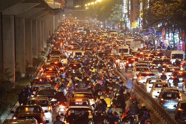 Hà Nội bùng phát tắc đường dịp giáp Tết - 14
Đường Nguyễn Trãi lúc 18h45, đây là con đường huyết mạch nối trung tâm thủ đô về hướng Tây.