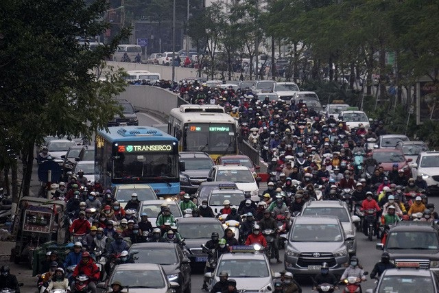 Hà Nội bùng phát tắc đường dịp giáp Tết - 5
Đoạn hầm chui Đại Cồ Việt lúc 17h40.