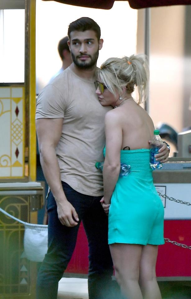 Britney Spears ca ngợi “bồ” trẻ hết lời - 11 Britney Spears ca ngợi “bồ” trẻ hết lời - 11