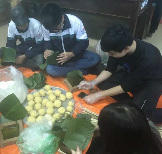 Giáo dục truyền thống gói bánh chưng ngày Tết - 1 Giáo dục truyền thống gói bánh chưng ngày Tết - 1