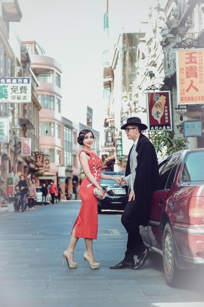 Hoa hậu Đông Nam Á Hồng Tươi tình tứ bên Nam vương quốc tế Hải Quân - 8
Lấy ý tưởng từ bộ phim “Bến Thượng Hải”, Bầu Hoà đã tái hiện lại đôi tình nhân vào những năm thập niên 1940, với những thăng trầm lịch sử, kể về mối tình đau khổ trải qua nhiều sóng gió với cái kết đầy thương cảm…