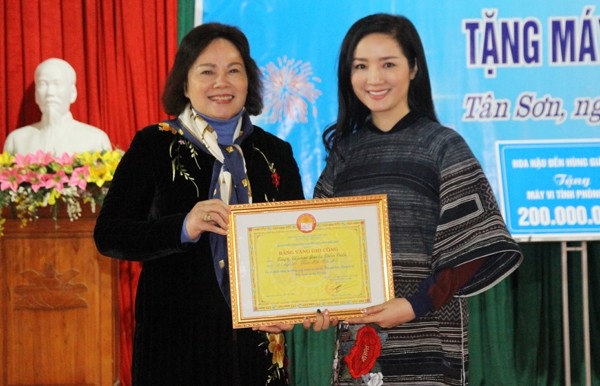 Hoa hậu Đền Hùng Giáng My trao quà tết cho học sinh có hoàn cảnh khó khăn - 1
Bà Nguyễn Thị Kim Hải - Chủ tịch Hội Khuyến học tỉnh Phú Thọ trao Bảng vàng ghi công cho Công ty cổ phần Đầu tư Thiên Triều