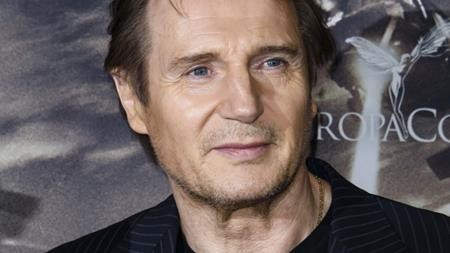 Loạt “sao” đau đớn đối diện với cảnh sinh ly, tử biệt - 1 Liam Neeson đã có cuộc sống gia đình hết sức hạnh phúc bên nữ diễn viên từng giành giải Tony, Natasha Richardson cho đến khi Natasha Richardson gặp chấn thương đầu do một tai nạn trượt tuyết và bỏ mạng vào năm 2009. Trong một bài phỏng vấn hồi năm 2014, nam diễn viên phim “Taken” vẫn rưng rưng chia sẻ rằng: “Đó chưa bao giờ là sự thật cả. Nó đại loại vẫn là cái gì đó không phải. Giờ đây vẫn có những khoảng thời gian, đặc biệt là trong vài năm đầu, ở nhà chúng tôi tại New York, khi mà tôi nghe thấy tiếng cửa mở… bất cứ khi nào tôi nghe thấy cửa mở, tôi vẫn nghĩ rằng mình sẽ thấy cô ấy”.