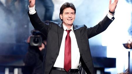 Khi các “sao” sai một li, đi cả… sự nghiệp - 1 Charlie Sheen từng là một trong những ngôi sao đắt giá nhất nhì tại Hollywood. Ước tính, mỗi năm Sheen kiếm được gần 30 triệu đô la Mỹ nhờ bộ phim “Two and a Half Men” nhưng rồi việc trượt dài trong rượu thuốc, mại dâm đã khiến nam tài tử phải trả giá đắt. Đặc biệt, sau khi công khai chuyện nhiễm HIV, Sheen đã bị rất nhiều khán giả quay lưng và nhanh chóng rơi vào tình cảnh khánh kiệt.
