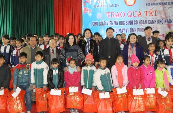 Hoa hậu Đền Hùng Giáng My trao quà tết cho học sinh có hoàn cảnh khó khăn - 2
Các đại biểu trao tặng 100 suất quà cho giáo viên và học sinh trên địa bàn huyện Tân Sơn